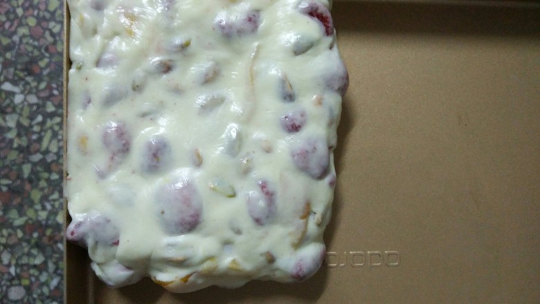 草莓牛轧糖,戴上一次手套,揉匀后放入整形盘里,如果不粘效果好可以直接放进去整形,不粘效果差的,记得垫油纸。