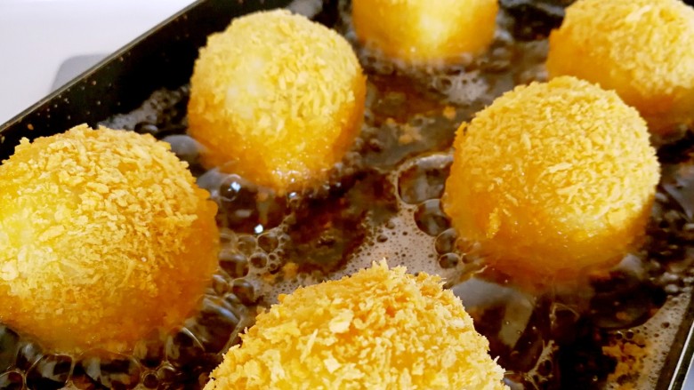 甜味土豆芝士球,放入土豆球,中小火慢慢煎