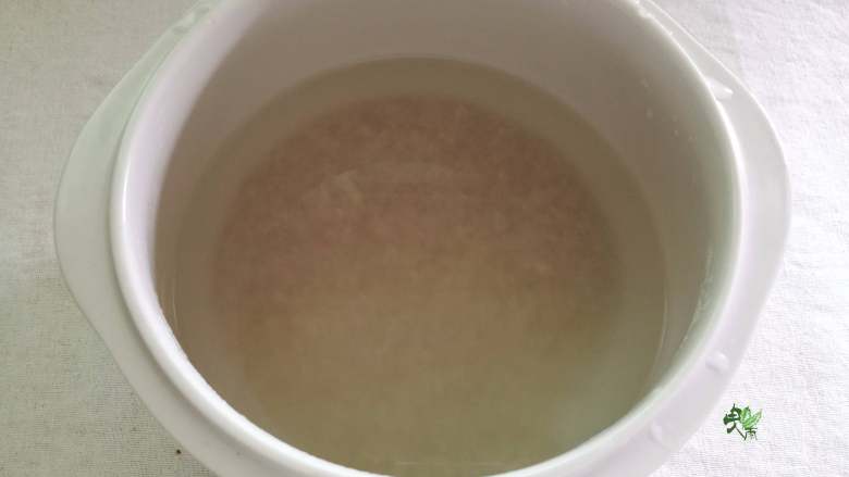 营养青菜肉丝山药粥,炖锅放入米,加足量清水(根据自己喜欢粥的稠度调整水量)。