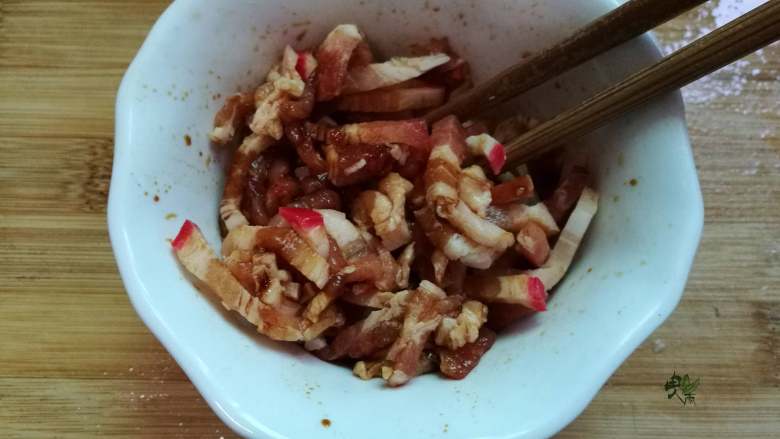 营养青菜肉丝山药粥,拌入几滴<a style='color:red;display:inline-block;' href='/shicai/ 762'>老抽</a>,上色并且炒起来会比较香。