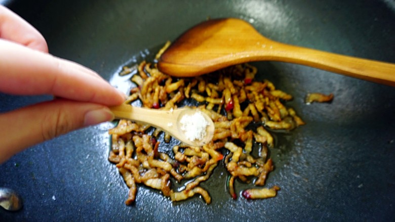 营养青菜肉丝山药粥,锅里放少许油,将肉丝炒香调入少许盐,捞出。