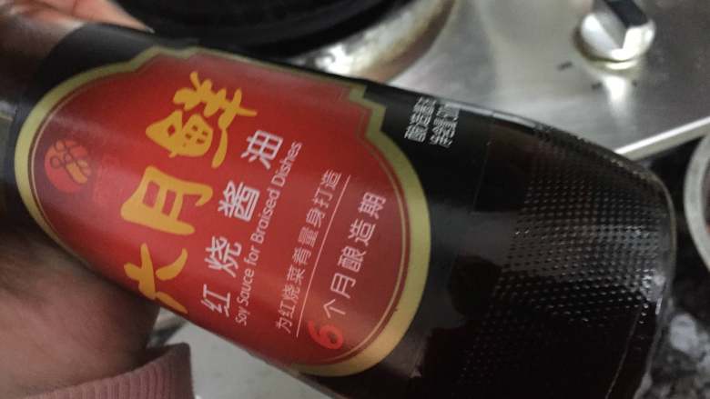 苔菜脆河虾,加入<a style='color:red;display:inline-block;' href='/shicai/ 31426'>红烧酱油</a>。