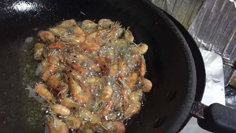 苔菜脆河虾,高油温复炸河虾，至油中出现粘稠的泡泡即捞出。
