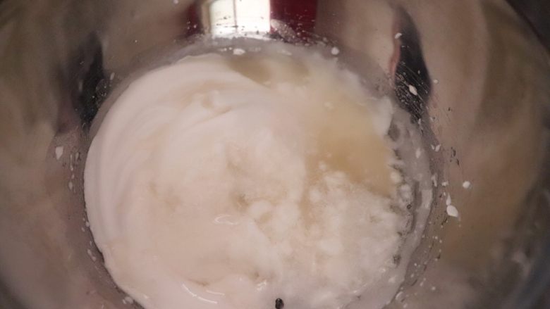 猫咪➕猫爪棉花糖,再把混合好的液体迅速倒入打发好的蛋白里,用打蛋器高速打发