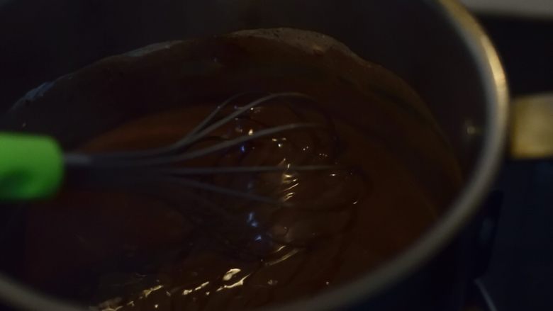 极简甘纳许酱,加盐,搅拌均匀。