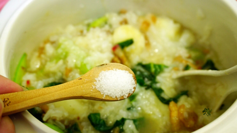 营养青菜肉丝山药粥,放入青菜,调入适当的盐,拌匀。