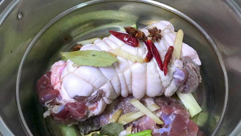 年夜饭之—水晶肘子(白切肘子)
,加入料酒