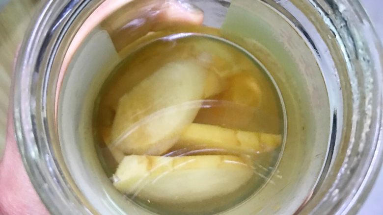 年夜饭之—水晶肘子(白切肘子)
,这里说一下储存生姜的小窍门,买回来的姜洗干净切片,放到玻璃瓶里再倒入白酒,盖子要密封好,这样的姜一年都不会坏,用的时候拿出来几片,再拧紧盖子就好
