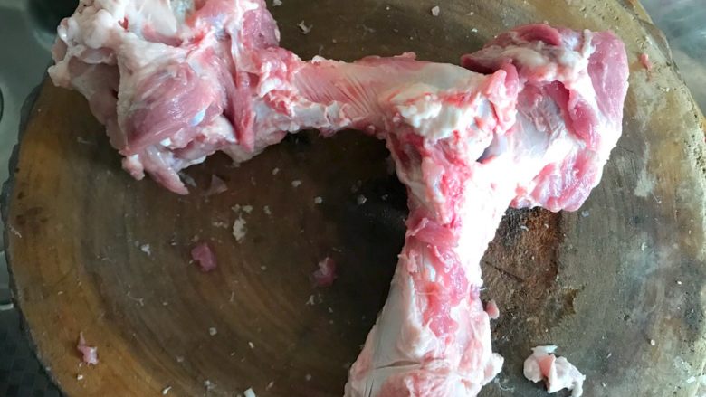 年夜饭之—水晶肘子(白切肘子)
,大骨棒