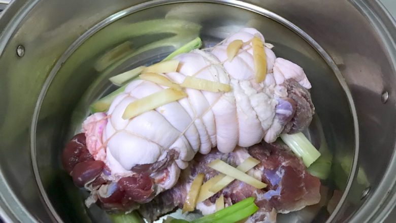年夜饭之—水晶肘子(白切肘子)
,加入生姜