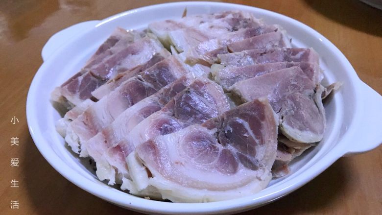 年夜饭之—水晶肘子(白切肘子)
,每一步都要紧,成品的肉质口感才会有嚼劲,多余的肥肉要去掉成品吃着不会油腻,也可以配蒜泥吃