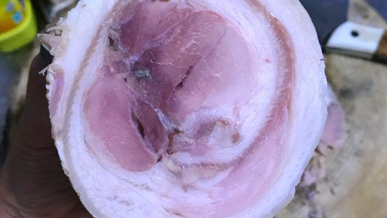年夜饭之—水晶肘子(白切肘子)
,切面是不是就能看出来肉质很紧实了