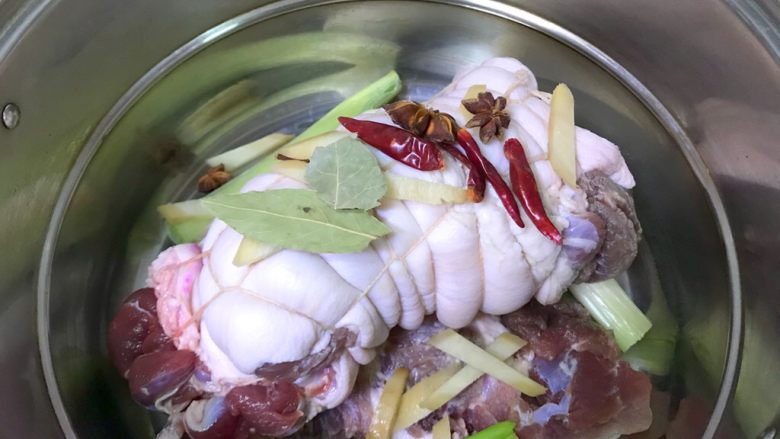 年夜饭之—水晶肘子(白切肘子)
,再加入大料、香叶、干辣椒