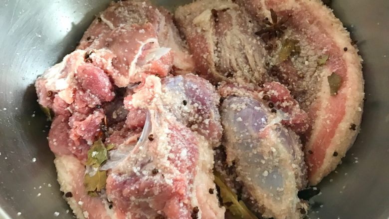 年夜饭之—水晶肘子(白切肘子)
,把放凉的调料均匀的抹在肘子的两面