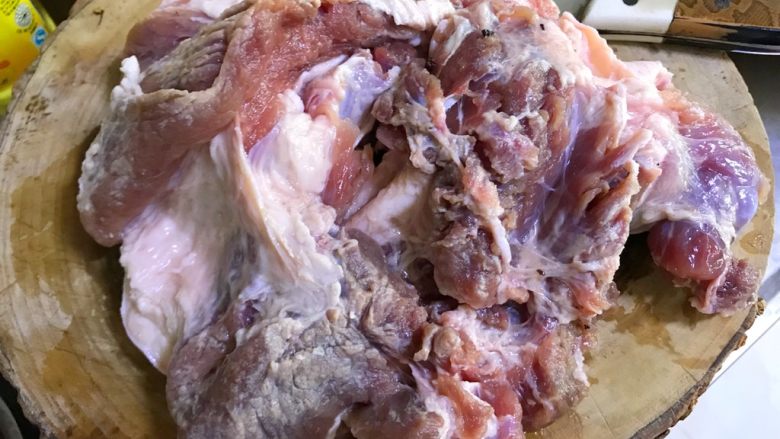 年夜饭之—水晶肘子(白切肘子)
,然后用清水洗干净肉上面是调料