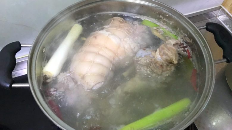 年夜饭之—水晶肘子(白切肘子)
,大火烧开转小火慢炖两到三个小时、时间取决于肘子的大小,筷子能扎透就熟了