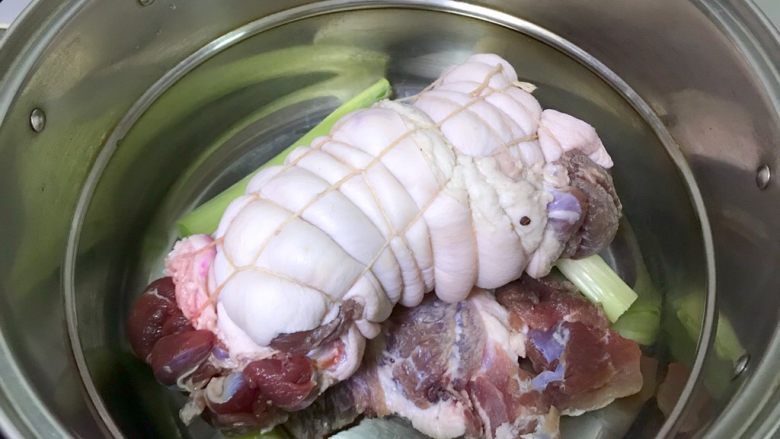 年夜饭之—水晶肘子(白切肘子)
,再把肘子放上面,这样做是避免肘子皮粘到锅底而破皮