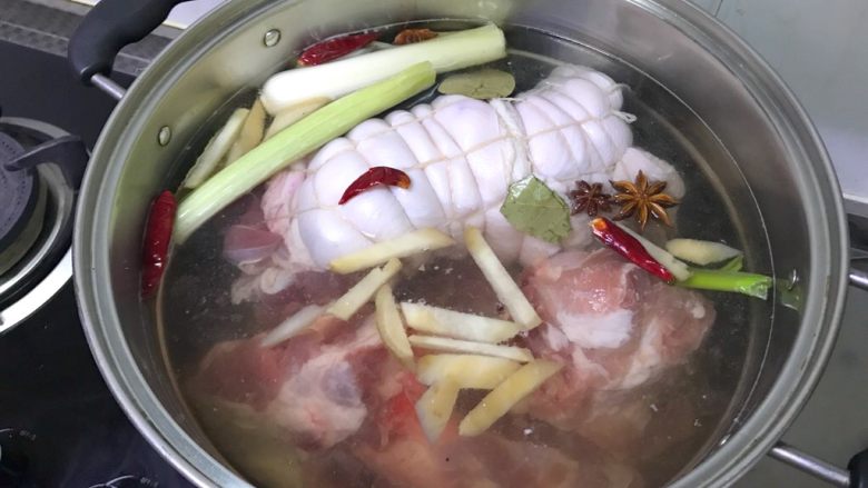 年夜饭之—水晶肘子(白切肘子)
,再把大骨头也放里