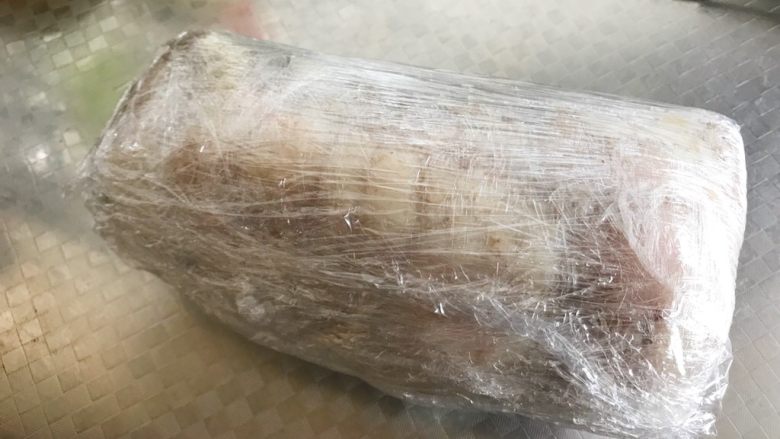 年夜饭之—水晶肘子(白切肘子)
,包上保鲜膜,包保鲜膜的时间也要勒紧 ,这样也是为了肉质更紧实,然后放进冰箱冷藏里过夜