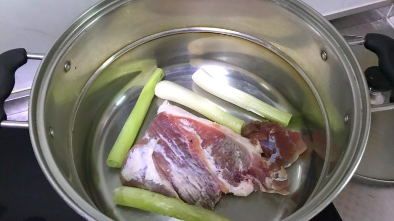 年夜饭之—水晶肘子(白切肘子)
,摆上切下来是碎肉