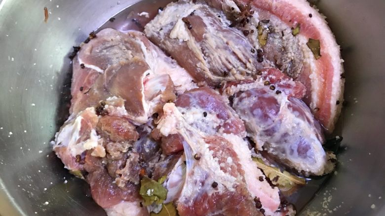 年夜饭之—水晶肘子(白切肘子)
,腌制最少两个小时,过夜更入味