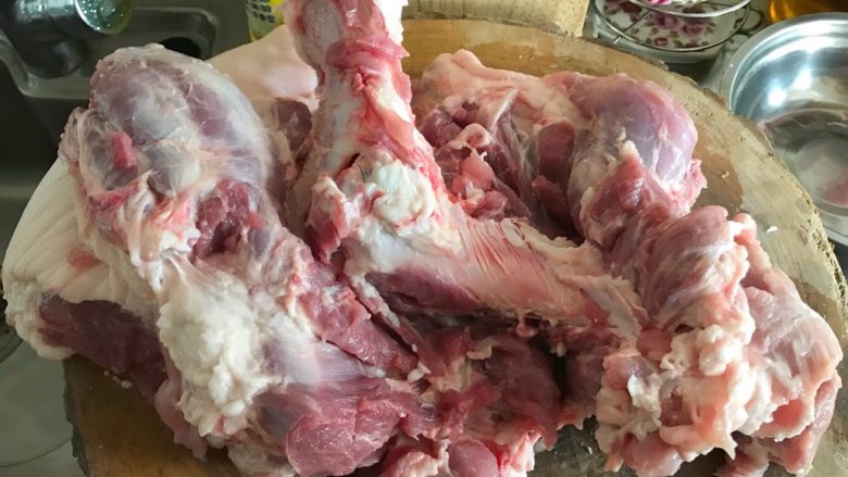 年夜饭之—水晶肘子(白切肘子)
,把骨头取出来
