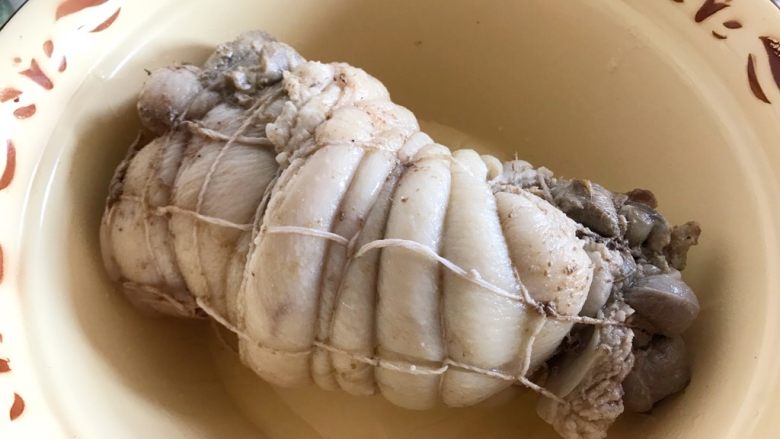 年夜饭之—水晶肘子(白切肘子)
,凉透的肘子取出来