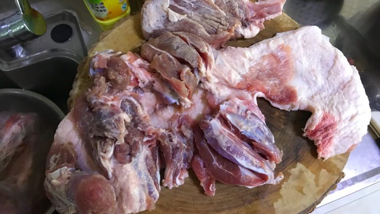 年夜饭之—水晶肘子(白切肘子)
,然后处理肘子,去掉多余的肉和肥肉、什么样的是多余的呢?先要卷一下,看哪肉多不好卷就去掉,保证能卷上卷就行