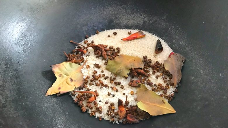 年夜饭之—水晶肘子(白切肘子)
,盐微黄就可以关火了,然后晾凉备用