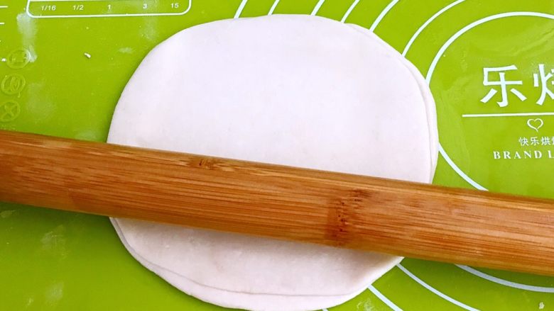 特色面食  春饼,用擀面杖擀饼，尽量擀的薄一点儿