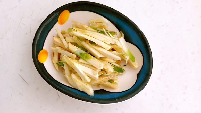 特色面食  春饼,蒜瓣切成丝