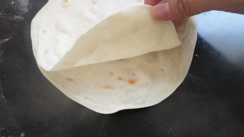 电饼铛版春饼,趁热揭开,一个就变成了俩
