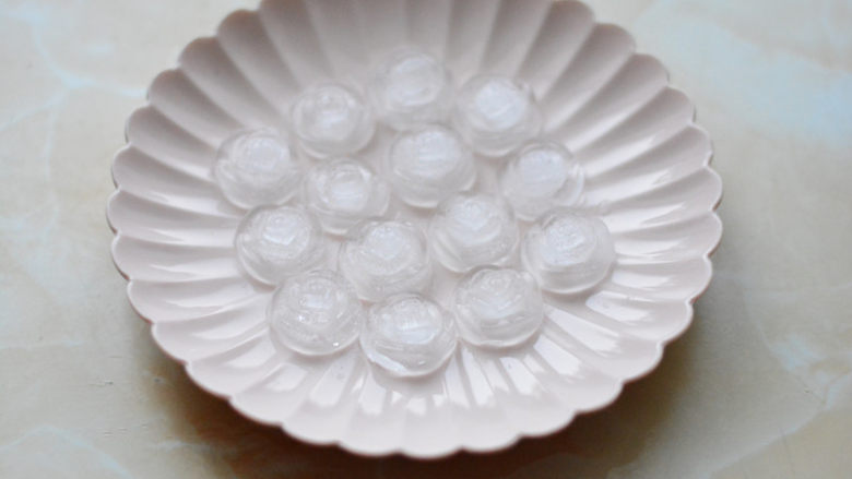 果汁这样喝才美味--火龙果奶昔,
<a style='color:red;display:inline-block;' href='/shicai/ 12035'>冰块</a>提前冻好,冻成自己喜欢的形状