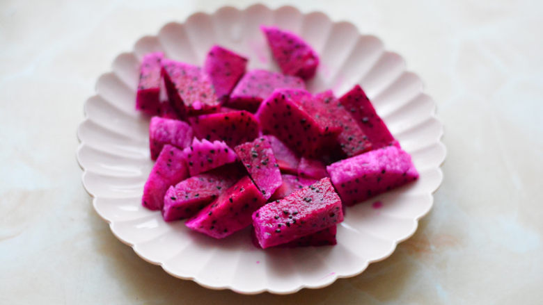 果汁这样喝才美味--火龙果奶昔,<a style='color:red;display:inline-block;' href='/shicai/ 108398'>红心火龙果</a>切成小块备用