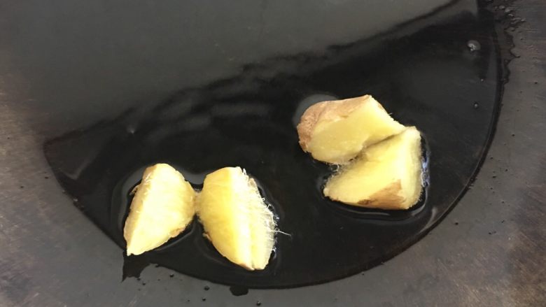红烧猪蹄,热锅倒油加入姜爆香