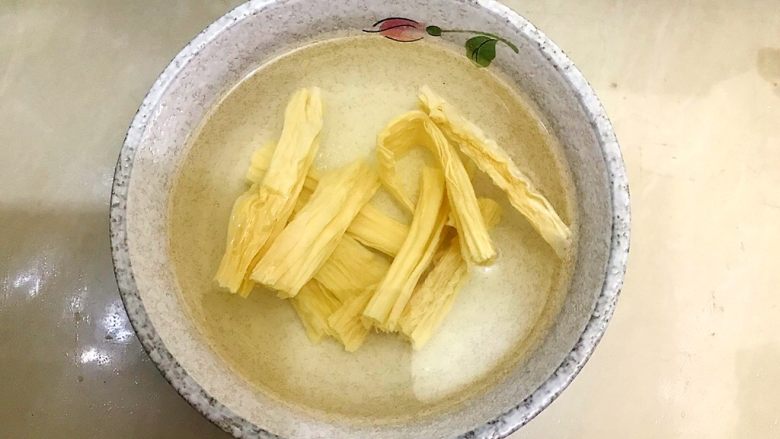 白菜腐竹火腿排骨汤,腐竹泡到图中这种状态,发白发软就可以了