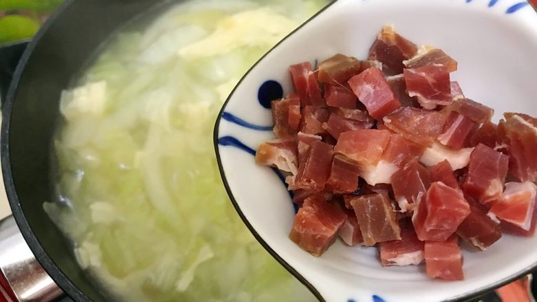 白菜腐竹火腿排骨汤,加入火腿丁,继续煮5分钟
