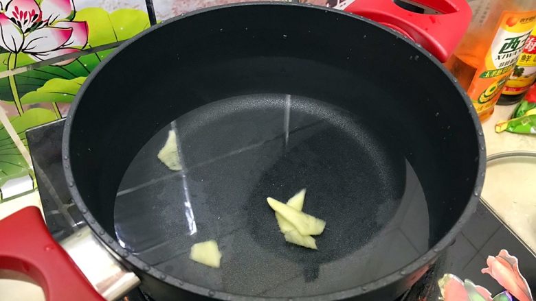 白菜腐竹火腿排骨汤,重新煮一锅水,水量约为锅体的三分之二,入剩余的姜片