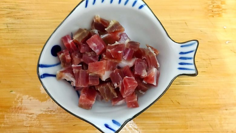 白菜腐竹火腿排骨汤,<a style='color:red;display:inline-block;' href='/shicai/ 438'>火腿</a>稍微冲洗一下,如图所示,切成小块,备用