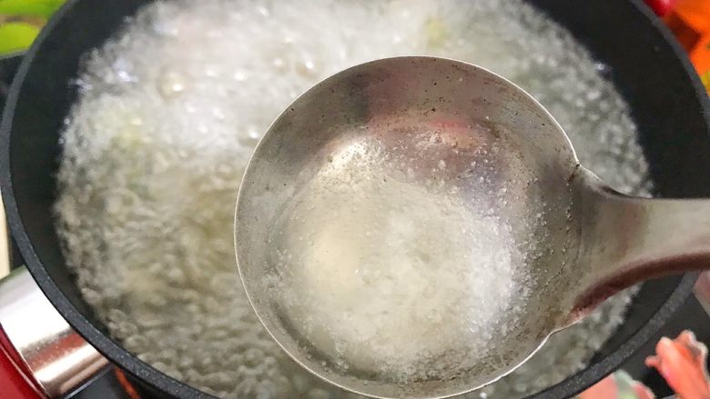 白菜腐竹火腿排骨汤,水再次煮开之后会有浮沫,我不喜欢,就撇去了,如果你不介意,可以省略这一步