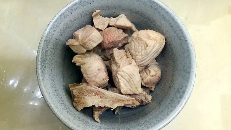 白菜腐竹火腿排骨汤,5分钟之后捞出排骨,用温水清洗一下表面的脏东西