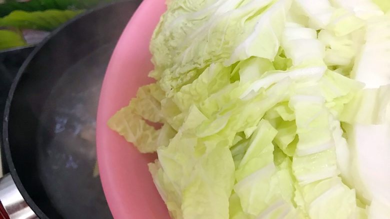 白菜腐竹火腿排骨汤,15分钟之后打开锅盖,转中火,下白菜