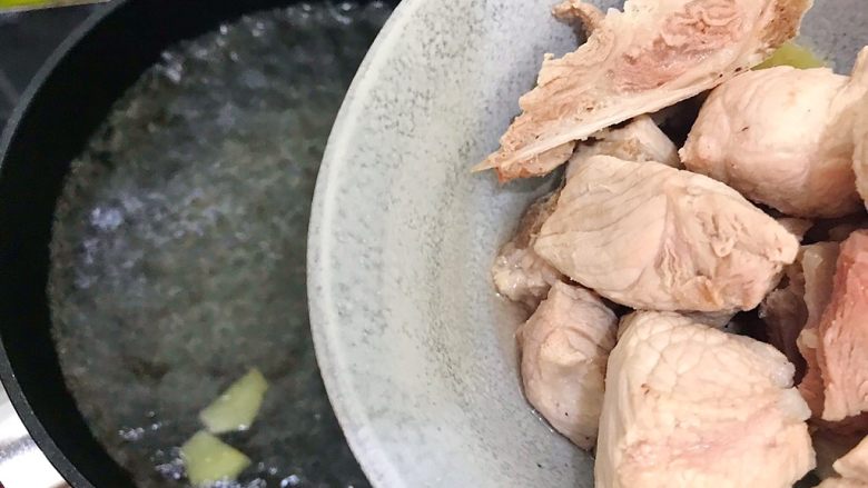 白菜腐竹火腿排骨汤,水开后下排骨