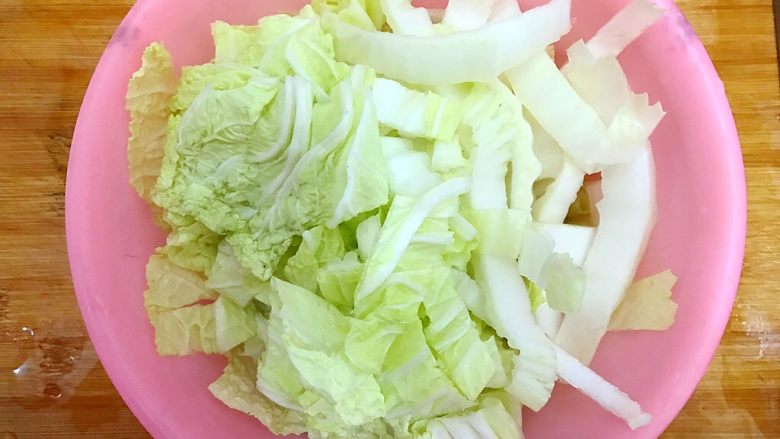 白菜腐竹火腿排骨汤,全部切好,控干水分,备用