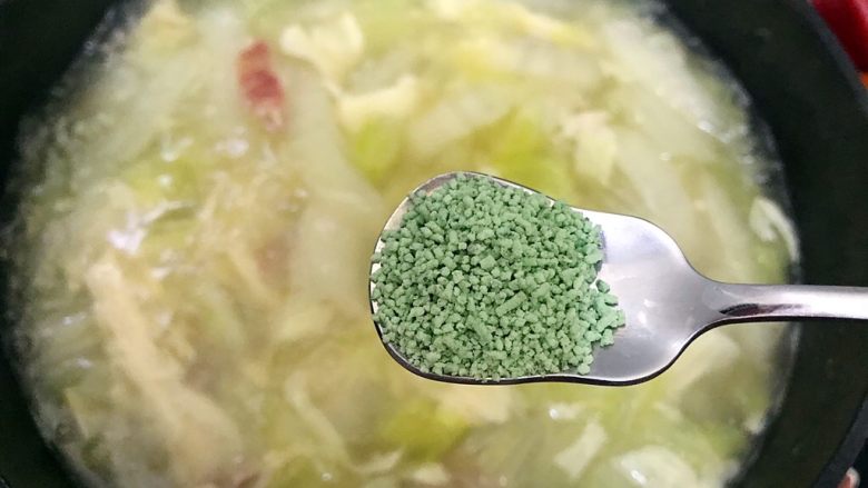 白菜腐竹火腿排骨汤,加一丢丢蔬之鲜(鸡精)