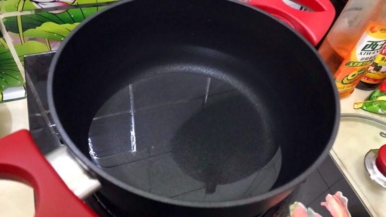 白菜腐竹火腿排骨汤,取一口小锅,煮适量清水