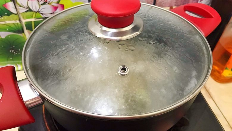 白菜腐竹火腿排骨汤,盖上锅盖,转小火,煮15分钟