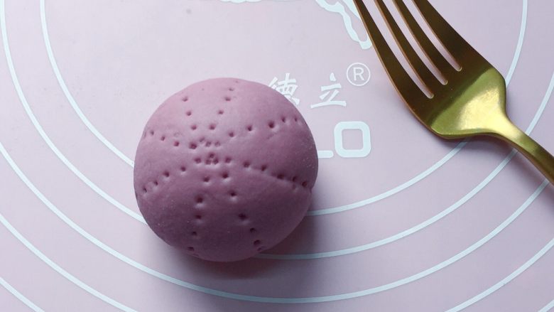 紫薯花馒头,用叉子叉八条印花,如上图。
