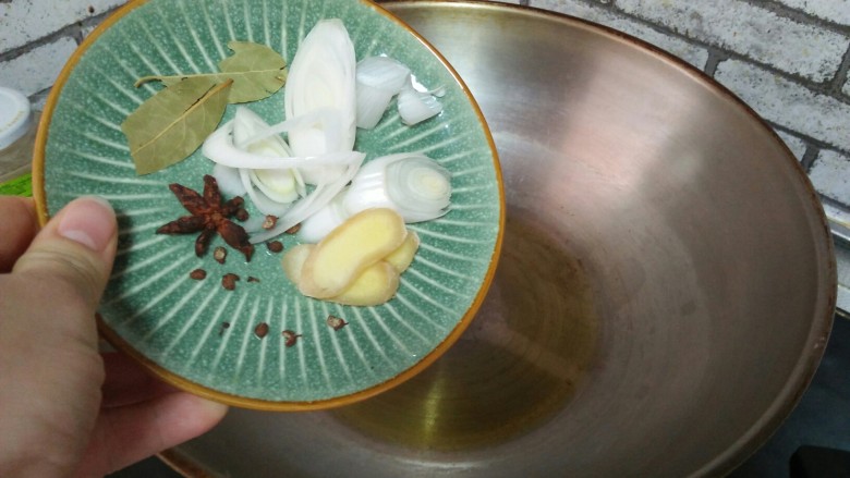 扁豆烧排骨,油热,下葱姜,花椒,八角,香叶炒香