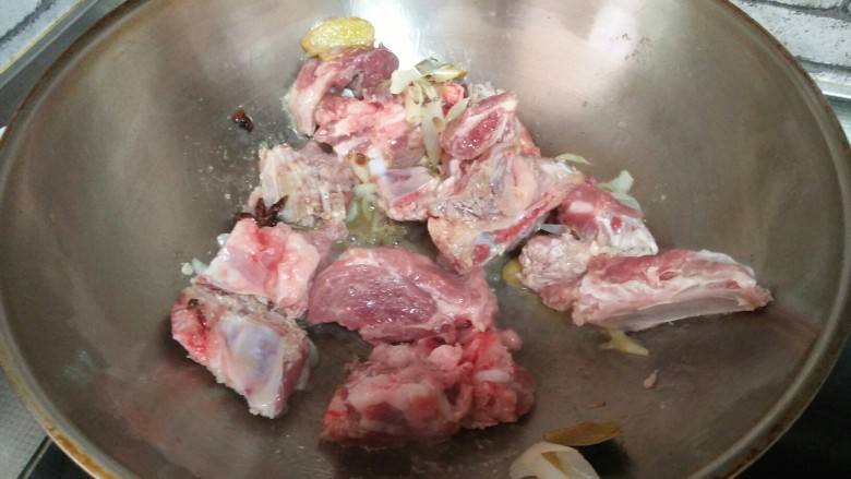 扁豆烧排骨,加排骨,炒至颜色变白。